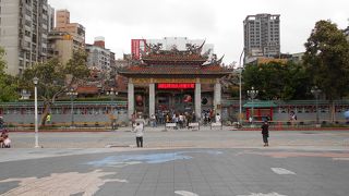 沢山の地元の人と観光客で溢れていました