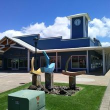 モールの入り口付近のモニュメント