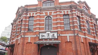 残念、まだ開いていない正門紅楼