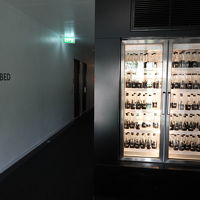 廊下の冷蔵庫にボトルの水が常備されています