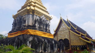 15頭の象で囲まれた仏塔は見ごたえがあり、どことなくインドにありそうな感じ