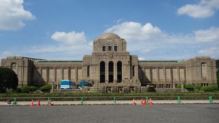 立派な絵画館と素晴らしい作品