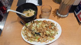 駅に隣接するラーメン店