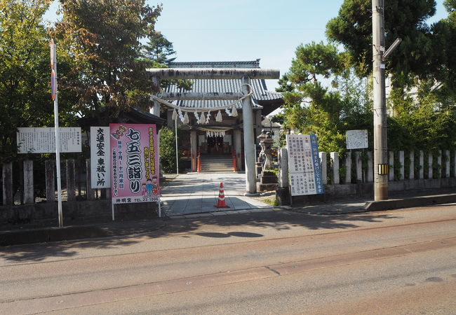 商店街のはずれにある