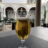 パティオにあるテーブル席で、ビールを一杯