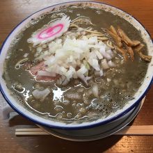 出た～なんて色のラーメン！