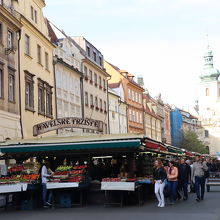 この市場の先の左側にあります