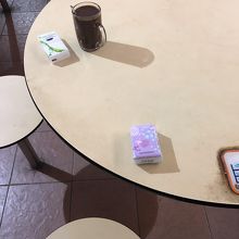 シンガポールのホーカーではティッシュで席確保です。