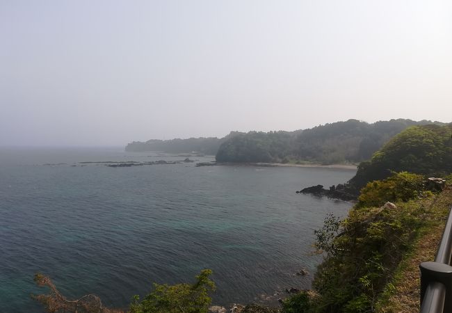 日本海の厳しい自然を感じる海岸