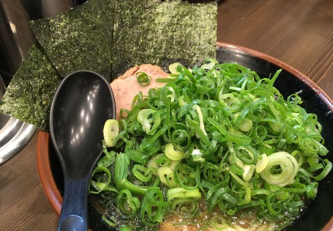 若者で賑わうラーメン屋