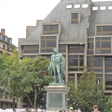 クレベールの像があります