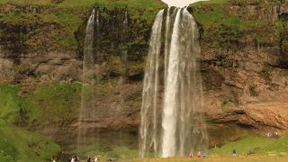 滝を裏から見る