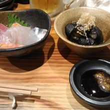 ひとりサイズの刺身あり