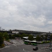 駅前広場に黄金の像