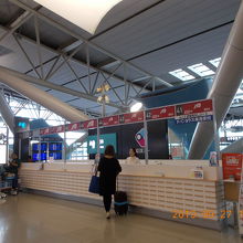 団体カウンターでEチケット控えを受け取ります。