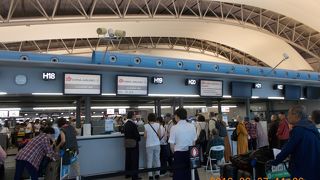 関西国際空港　出国審査が顔認証システムに