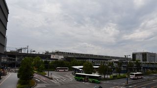 駅前広場に黄金の像