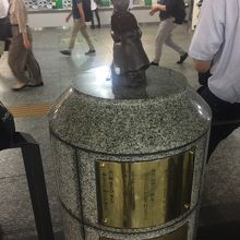 赤い靴はいてた女の子像