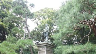 銅像がポツン、と。