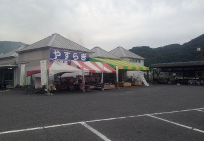 地域で採れた食品などを販売している。