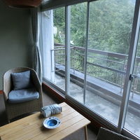 客室の窓際のところ