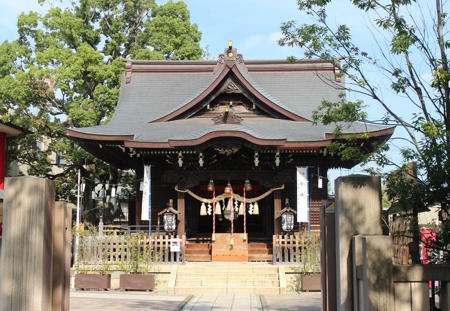 街中の神社だが意外と静かで緑濃い境内が魅力、お守りや御朱印にも熱心。