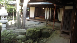 大きな木造建築の邸宅