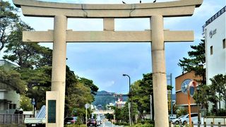 一の鳥居;堂々と若宮大路の真ん中に！