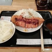 ランチ「ロースかつ定食」を注文しました。 