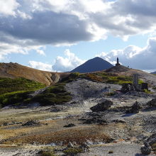地蔵殿から奥は荒涼とした風景が広がる