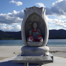 極楽浜に建つ東日本震災供養塔