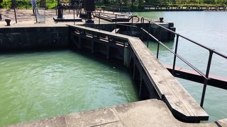 パナマ運河式の閘門が体験できます