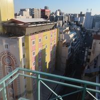 窓を開けるとラブホが見える