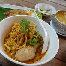 チキンのカオソーイ