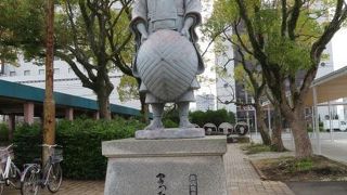 駅前にあります