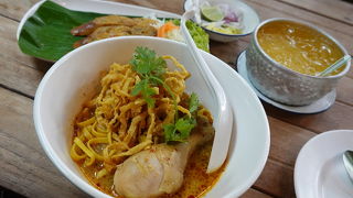 オシャレなカオソーイ屋さん