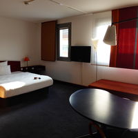 テーブルもソファも広めで、座るのも荷物を置くのも便利です