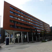 駅から歩いてくると、交差点の先にこの建物が見えます