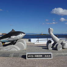 実際の大きさのマグロのモニュメント