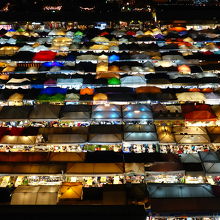 キレイに立ち並ぶテント