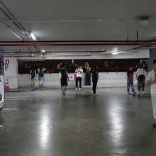 ショッピングセンターの駐車場から眺められます