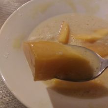 マンゴーの酸味、練乳と黒糖ソースが絡まって美味しいです。