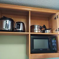 皿，ナイフ，フォーク等の食器，包丁などそろっています