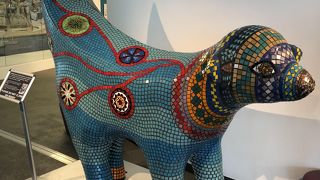 モダンな建物で、ジョンとヨーコ展が開催されてました