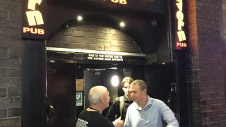 ギャバーンクラブの道路反対側にあります