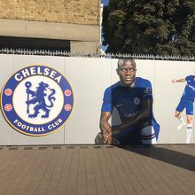 アザールがレアルに行き、カンテが大きく飾られています！