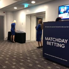 ラウンジ入口でマッチデープログラムをもらいました。