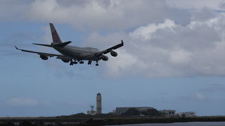 頭上を飛行機が飛ぶ大迫力の眺め