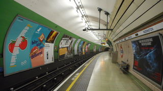 ナショナルレールから直結で便利、路線によっては狭い通路を歩くので注意、スーツケースは無理