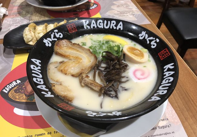 席は多くて座れますが、日本食と思って入店しちゃだめですね